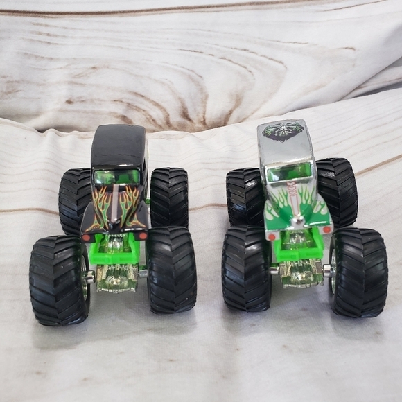 Hot Wheels Monster Jam Grave Digger 3.5 Inch Toy Trucks Diecast Black Silver - Picture 2 of 9